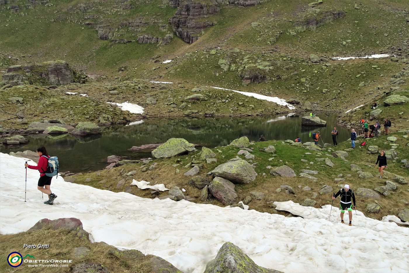 43 Al Laghetto di Pietra Quadra (2116 m) un bel gruppo di escursionisti.JPG